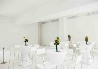 weiß, Hohlkehle, Infinity, Stehtische, Studio, Eventlokation, Veranstaltung, Edel, Hochwertig